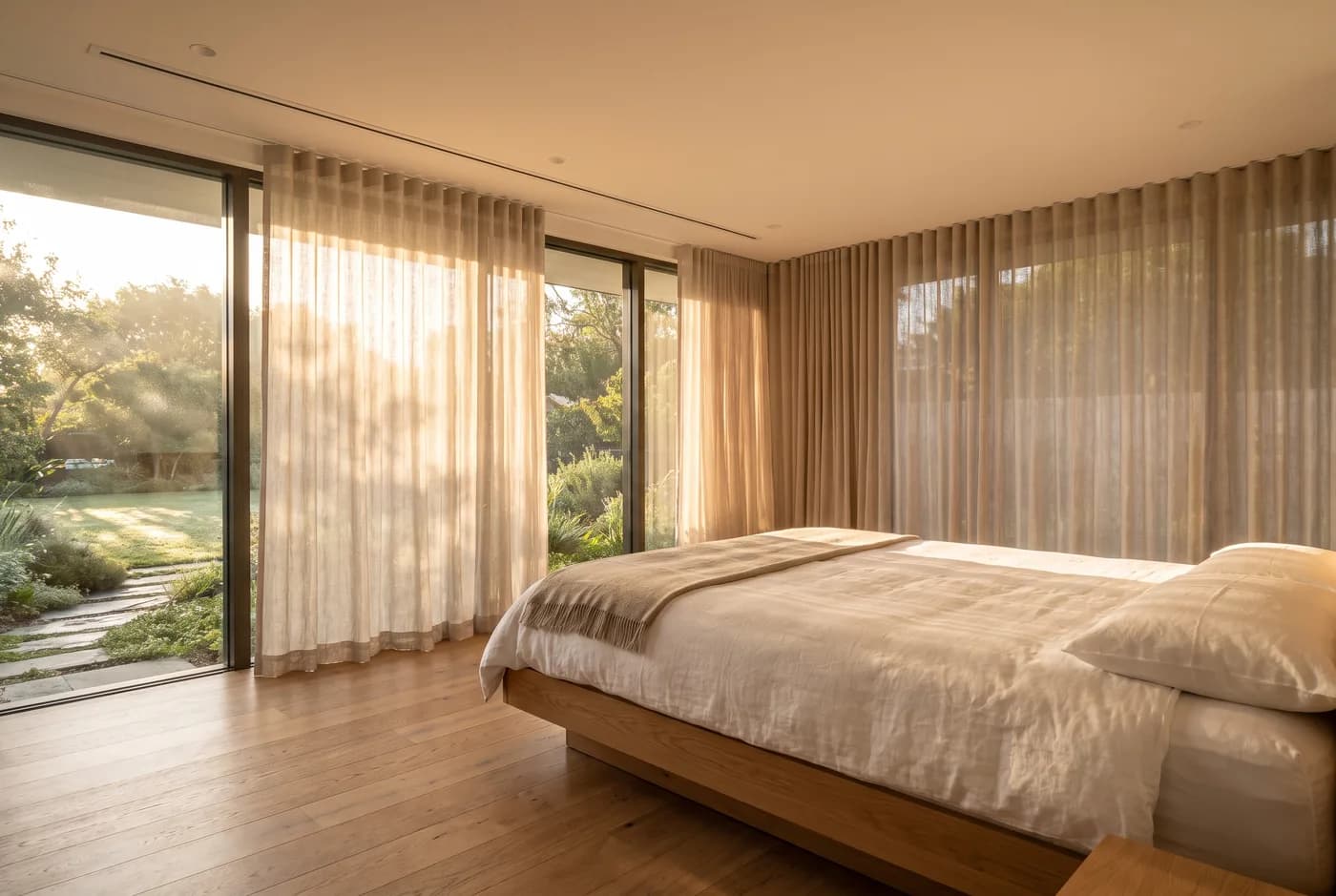 Quarto pela manhã, com cortina de linho filtrando a luz natural